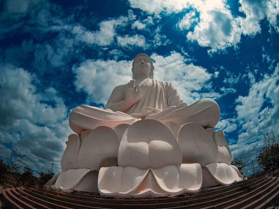 The big Buddha welcoming you at the entrance